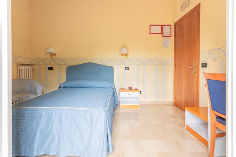 Single Room image 4