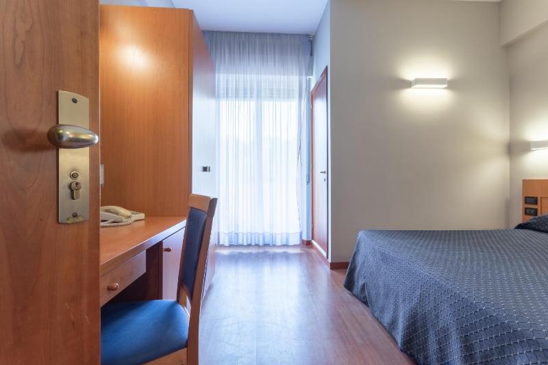 Double or Twin Room image 3