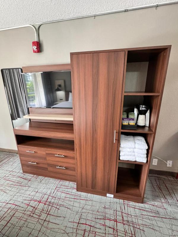 Standard King Room - Mobility Accessible image 4