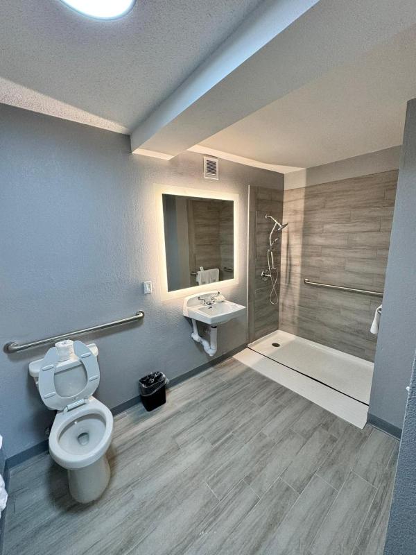 Standard King Room - Mobility Accessible image 3