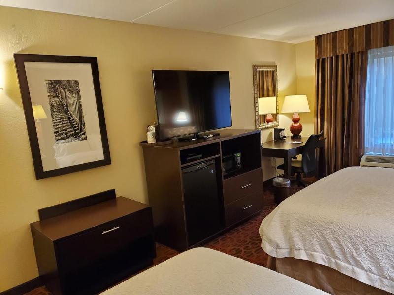 Queen Room with Microwave and Refrigerator - Non-Smoking image 2