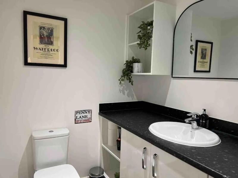 Spacious and Stylish House in Prime Location with HotTub - image 16