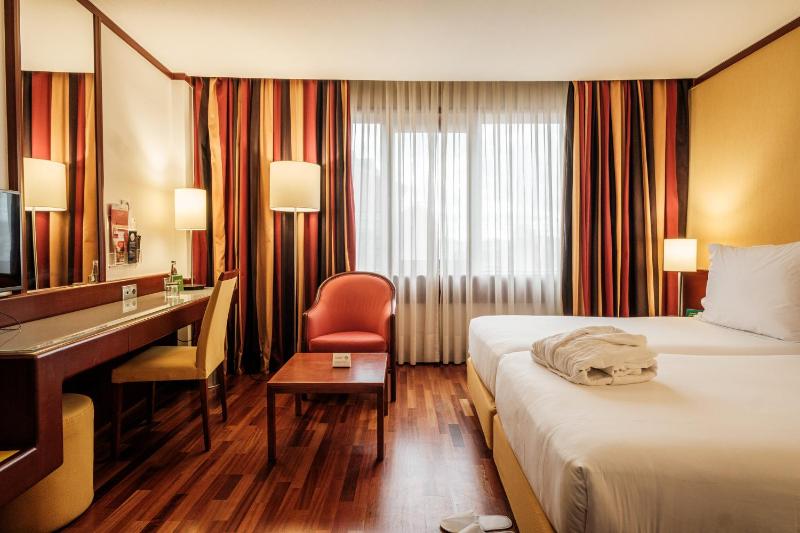 Standard Twin Room image 3