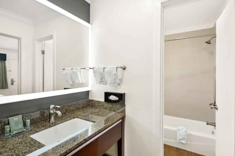 Queen Room - Non-Smoking image 2