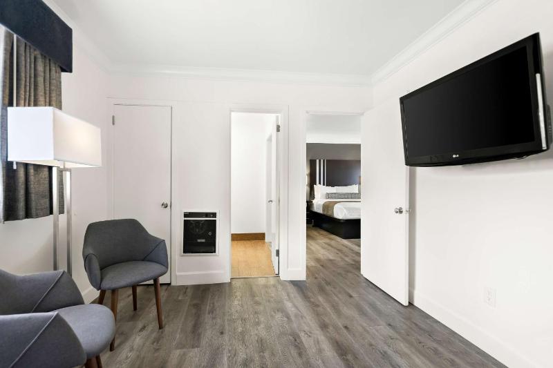 Deluxe Queen Room - Non-Smoking image 3