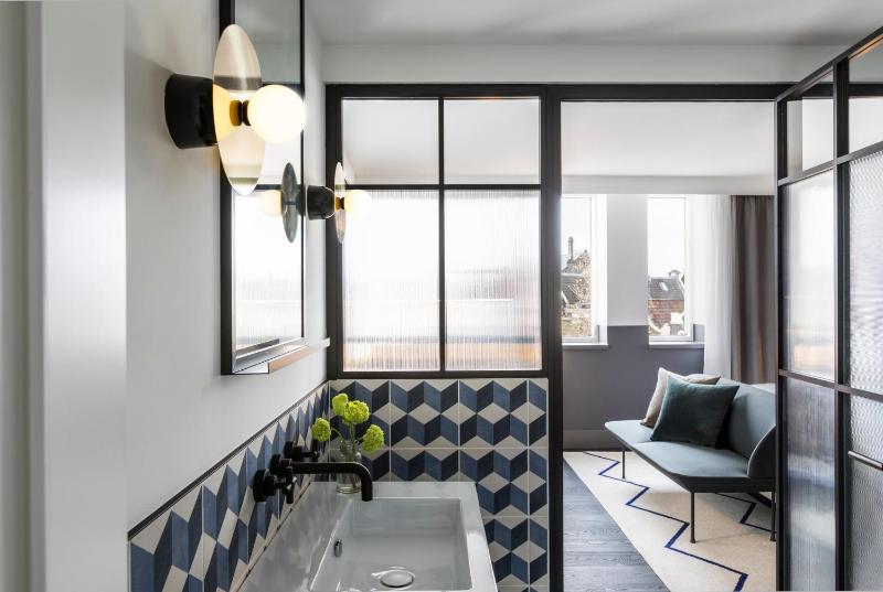 Premium King Room with Street View image 3