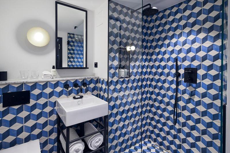 Premium Twin Room image 4