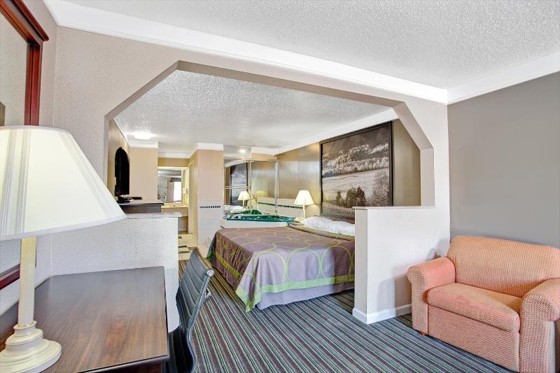1 King Bed, Deluxe Studio Suite, Non-Smoking  image 3
