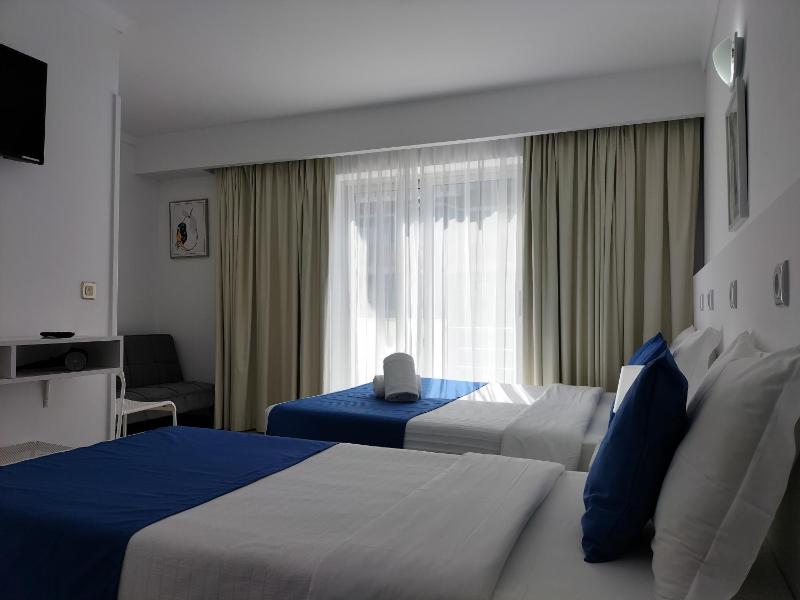 Triple Room with Balcony image 4