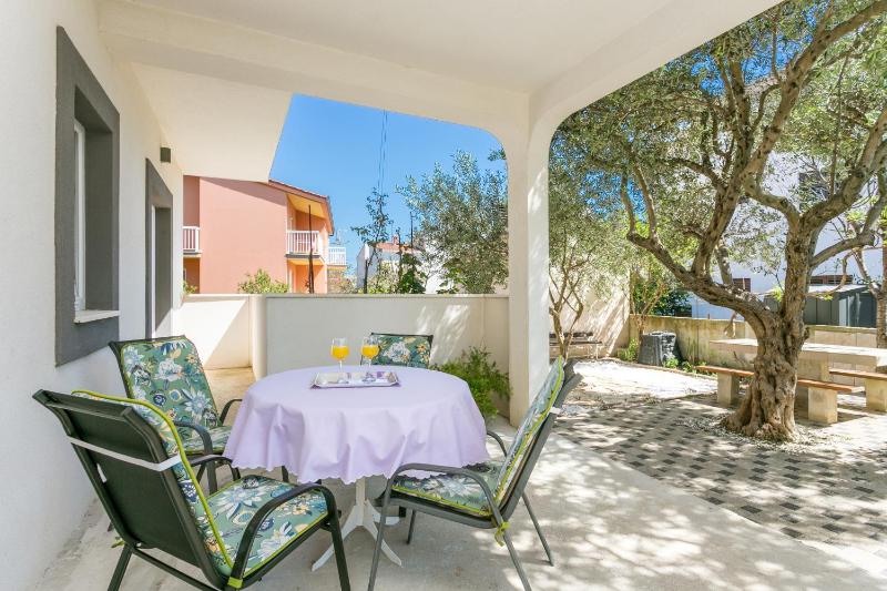 Apartments with parking space Kastel Novi Kastela - 22702 - image 5