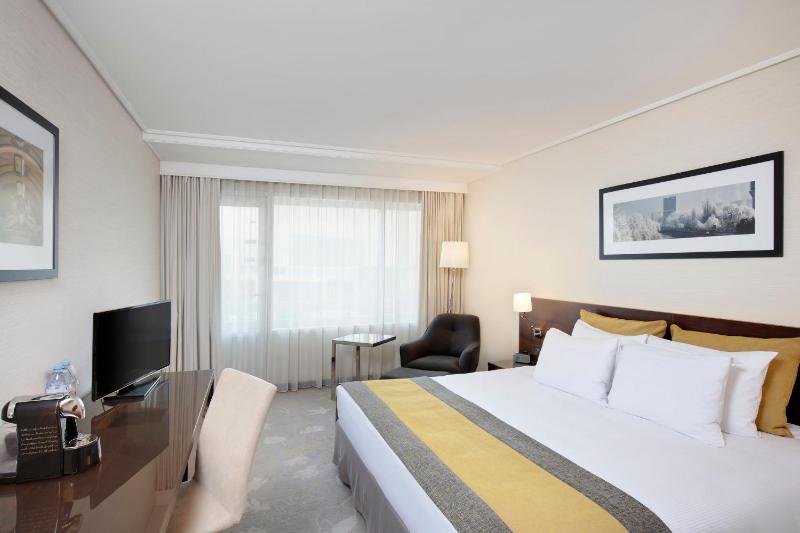 Standard King Room with Balcony image 2