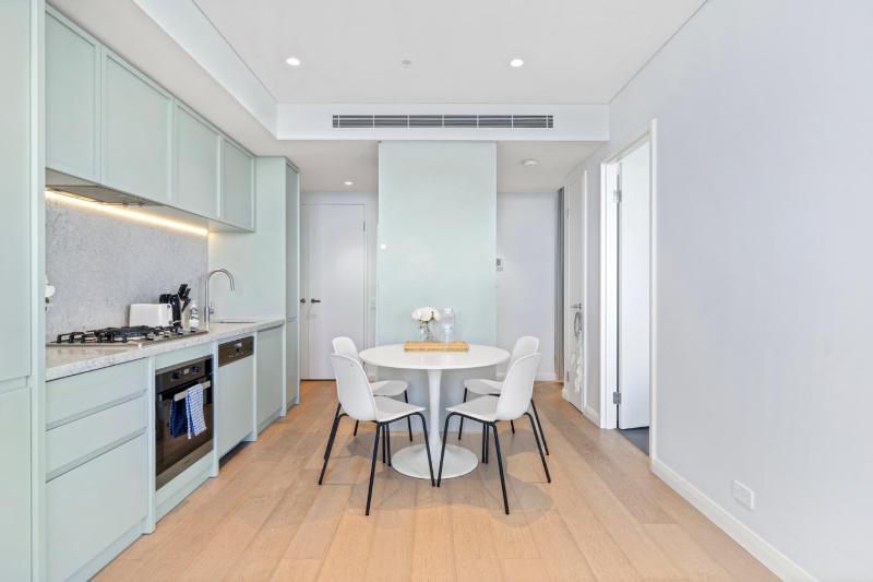 High level urban retreat in Macquarie Park - image 4