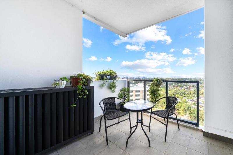 High level urban retreat in Macquarie Park - image 3