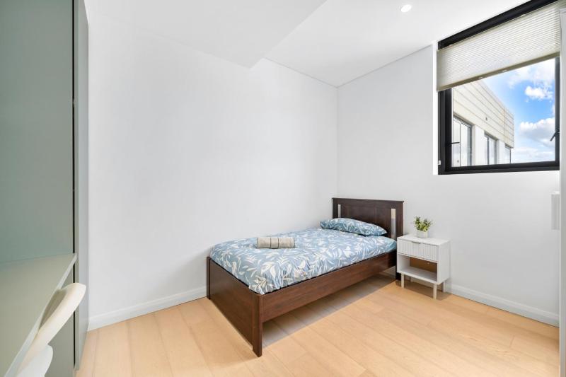 High level urban retreat in Macquarie Park - image 2