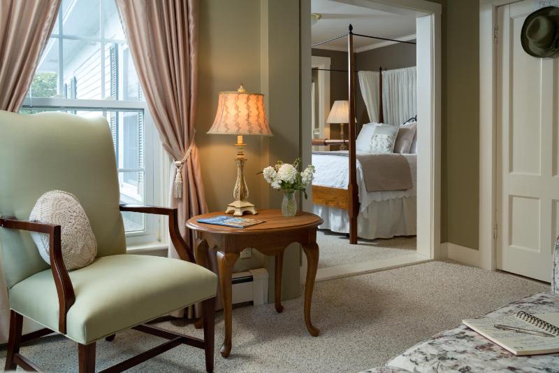 Suite with Lake View 4 image 3