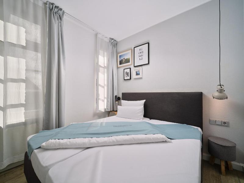 Single Room image 3