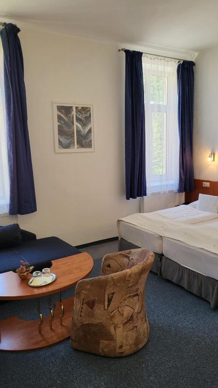 Double Room with Extra Bed image 4