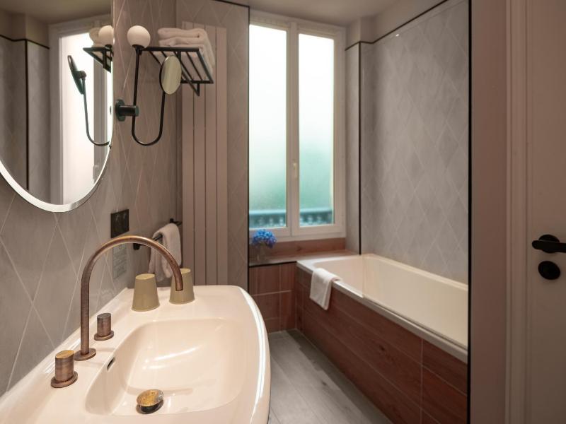 Prestige Twin Room image 4