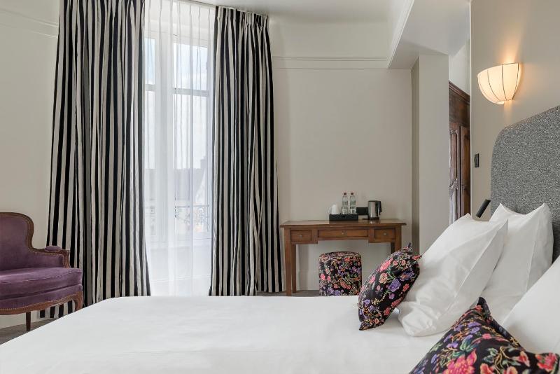 Deluxe Double Room image 3