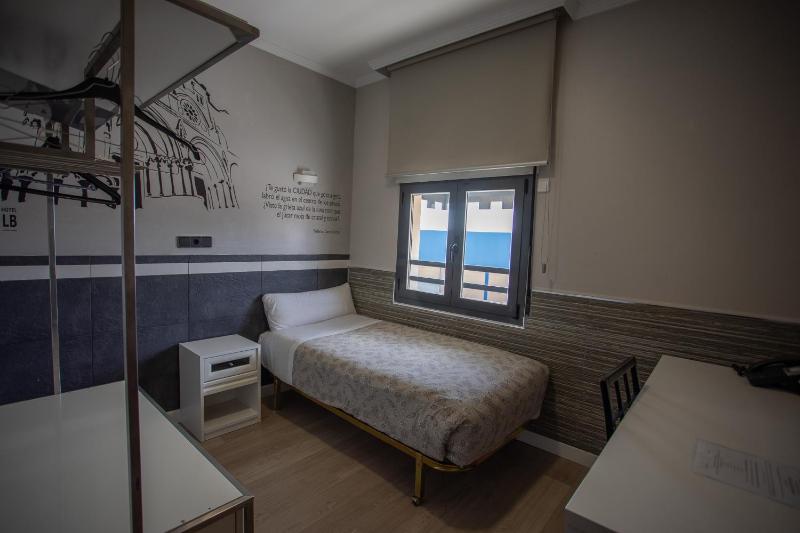 Single Room image 4
