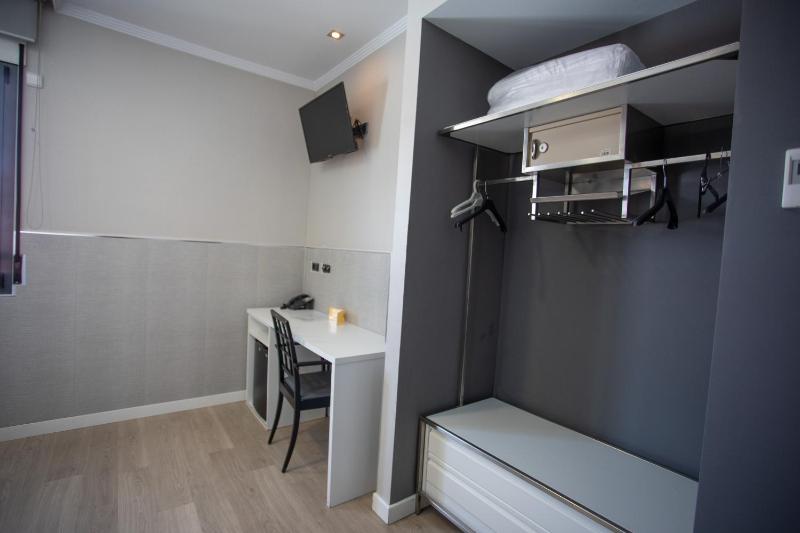 Double Room image 4