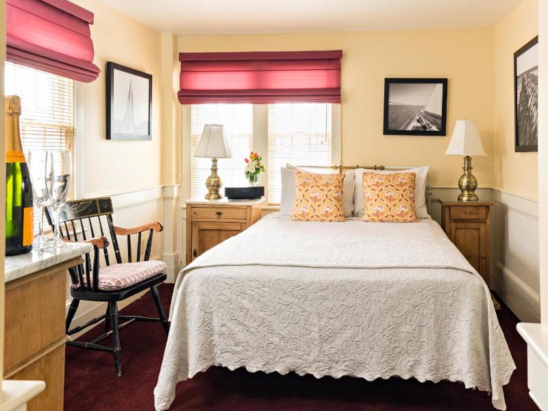 Classic Queen Room image 4