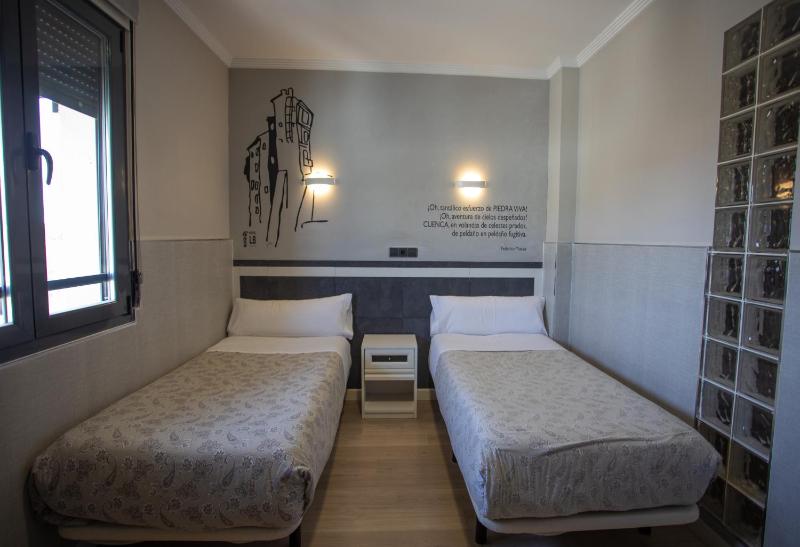 Twin Room image 3
