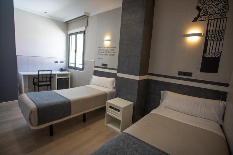 Twin Room image 4