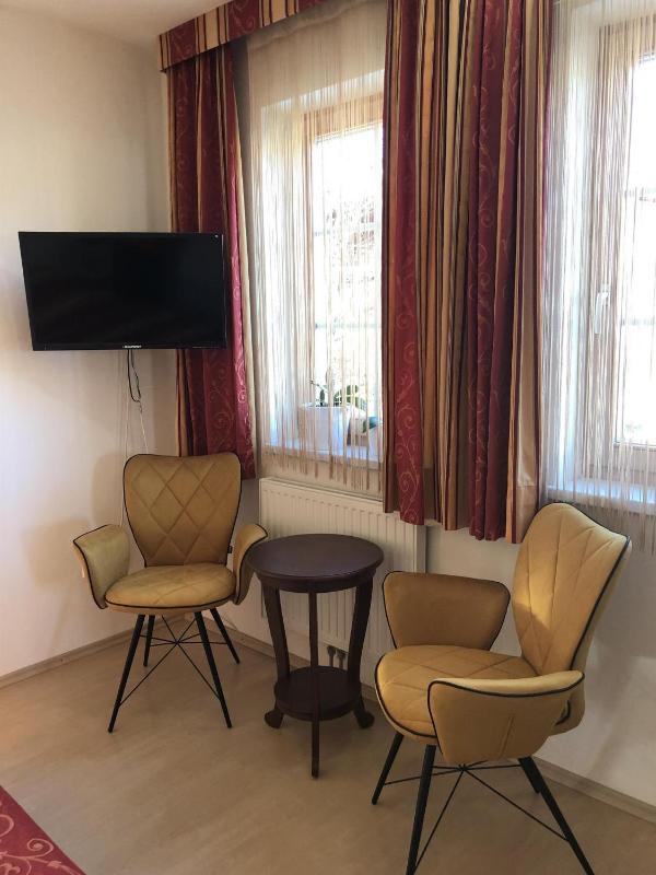 One-Bedroom Apartment with Shower image 2