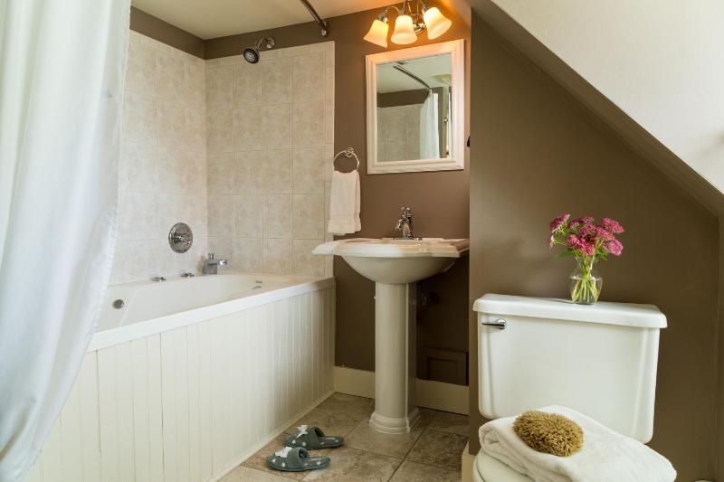 Queen Suite image 3