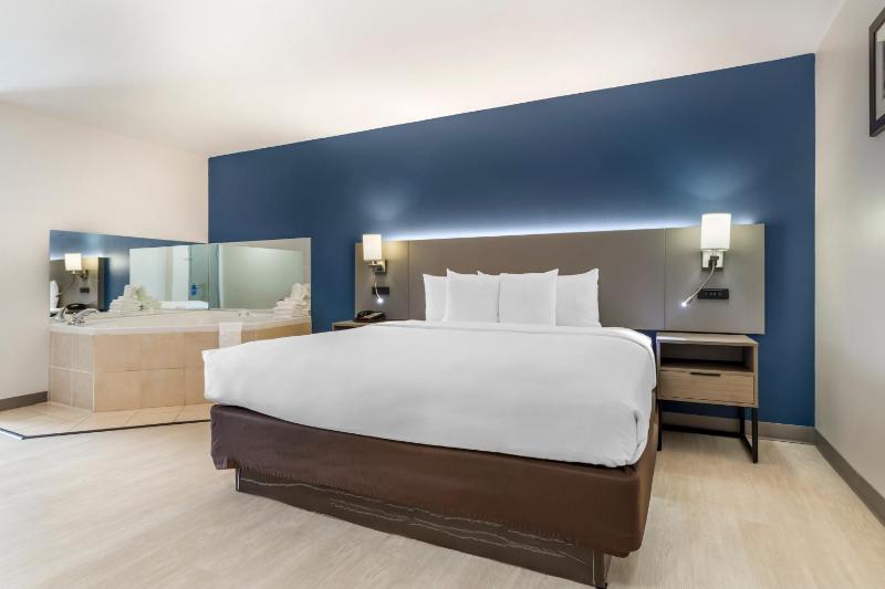 King Suite with Jetted Tub image 4