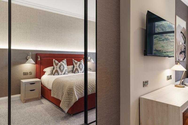 Double Room with Lake View image 3