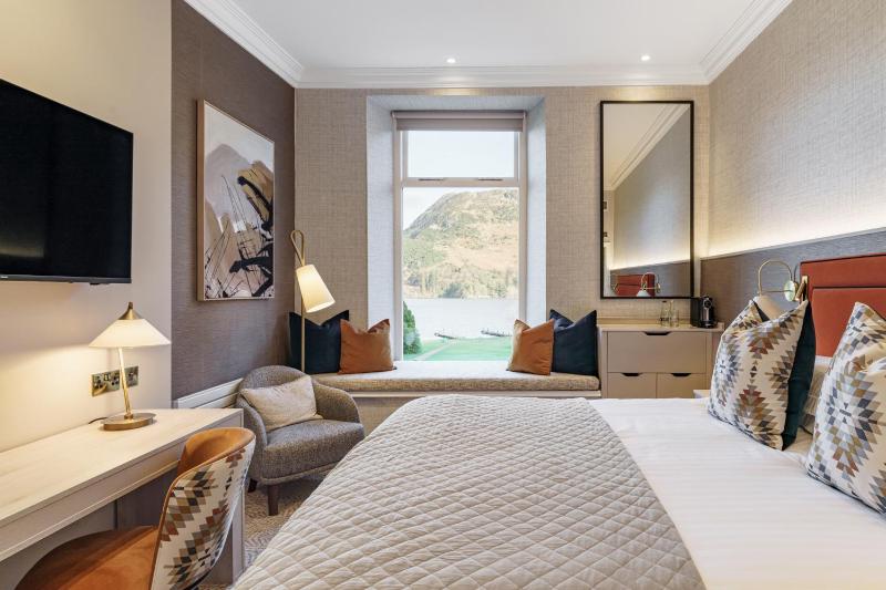 Double Room with Lake View image 4