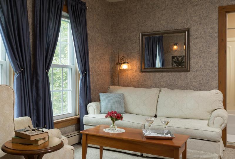 Deluxe King Suite image 2