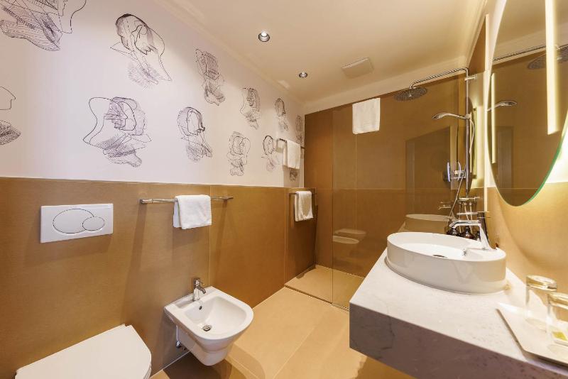 Premium Quadruple Room image 4