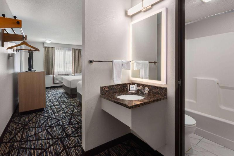 Queen Room with Two Queen Beds - Non-Smoking image 1