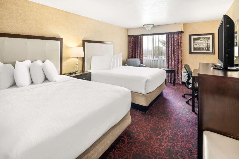 Queen Room with Two Queen Beds - Non-Smoking image 3