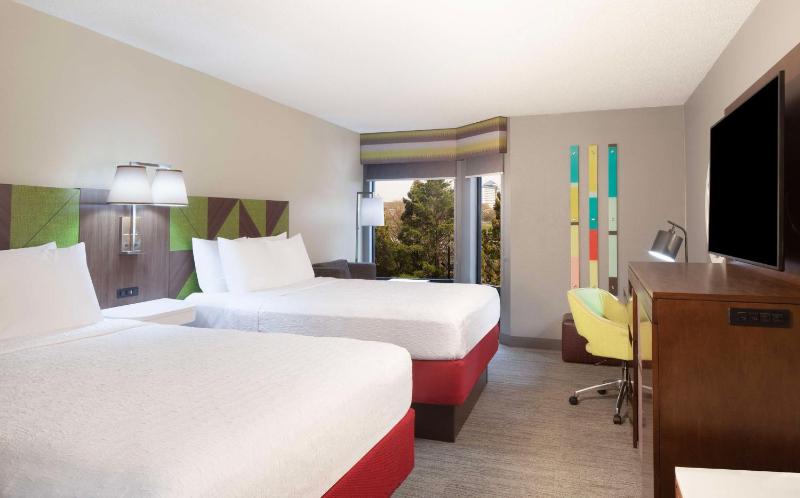 Room with Two Queen Beds - Non-Smoking image 4