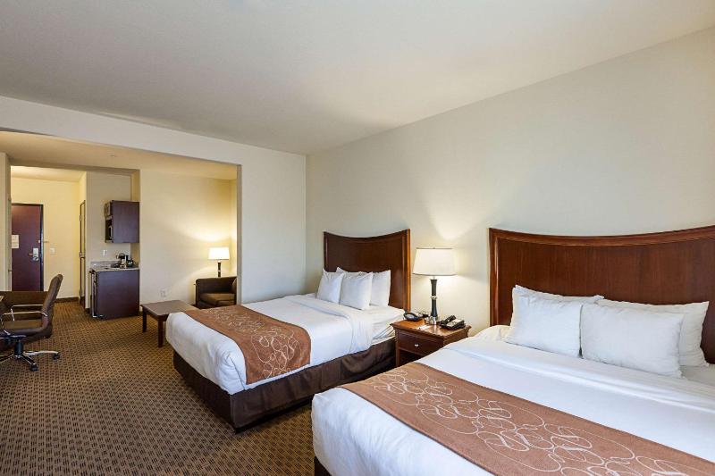 Queen Suite with Two Queen Beds and Accessible Tub - Accessible/Non-Smoking image 1