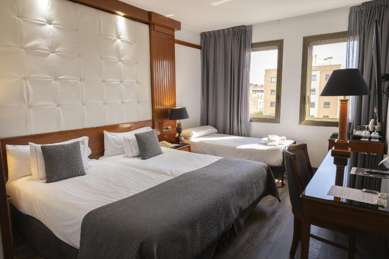 Standard Triple Room image 4