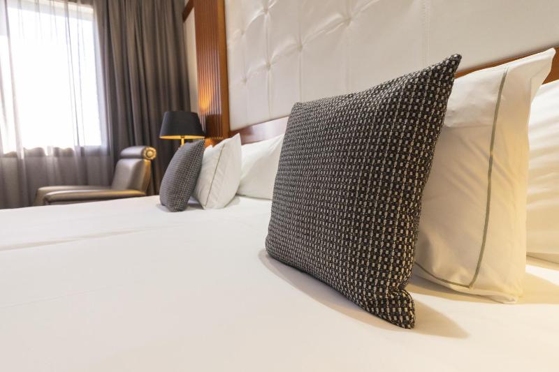 Standard Twin Room image 4