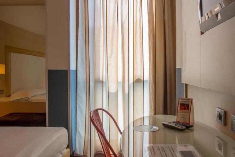 Standard Double Room image 2