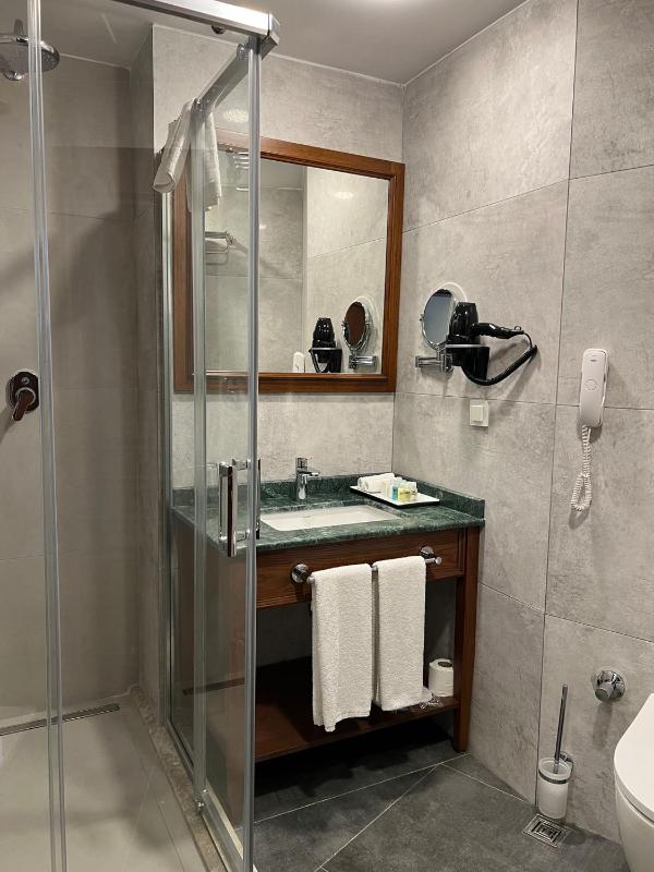 Deluxe Double Room with Sea View image 3