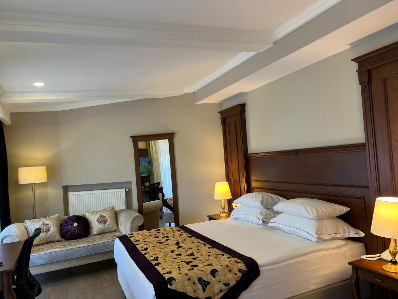 Deluxe Double Room with Sea View image 2