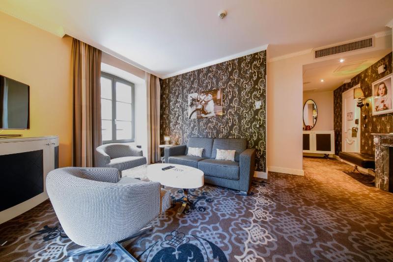 Suite with Spa Bath image 4