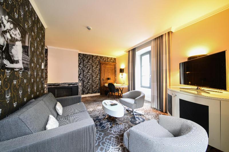 Suite with Spa Bath image 3
