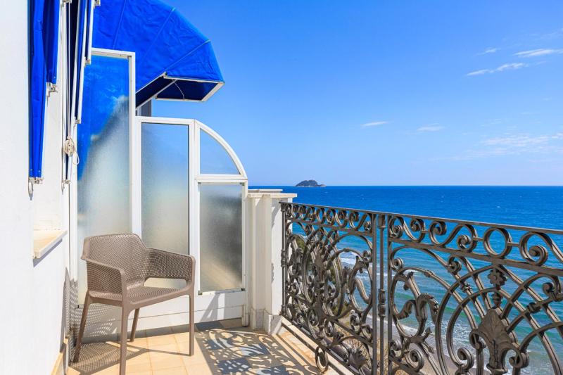 Suite Panoramic  with Terrace image 2