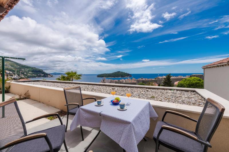 Two-Bedroom Apartment with Terrace and Sea View image 2