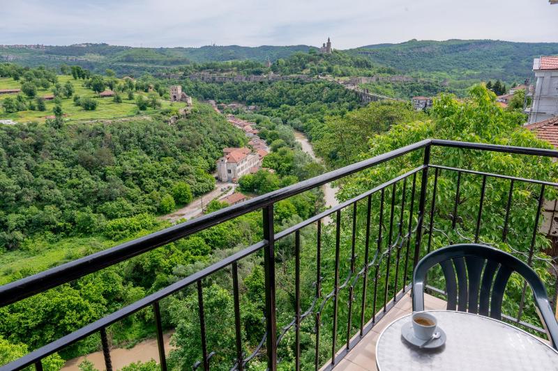 Double or Twin Room with Tzarevets Fortress View  with Free Parking image 1