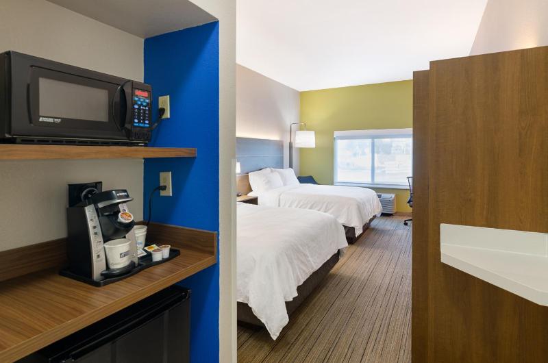Standard Queen Room with Two Queen Beds - Extra Floor Space image 4
